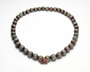 Faience cilinder en ketting met gouden, turquoise en carneool hanger in de vorm van een shen-ring, het teken voor eeuwigheid